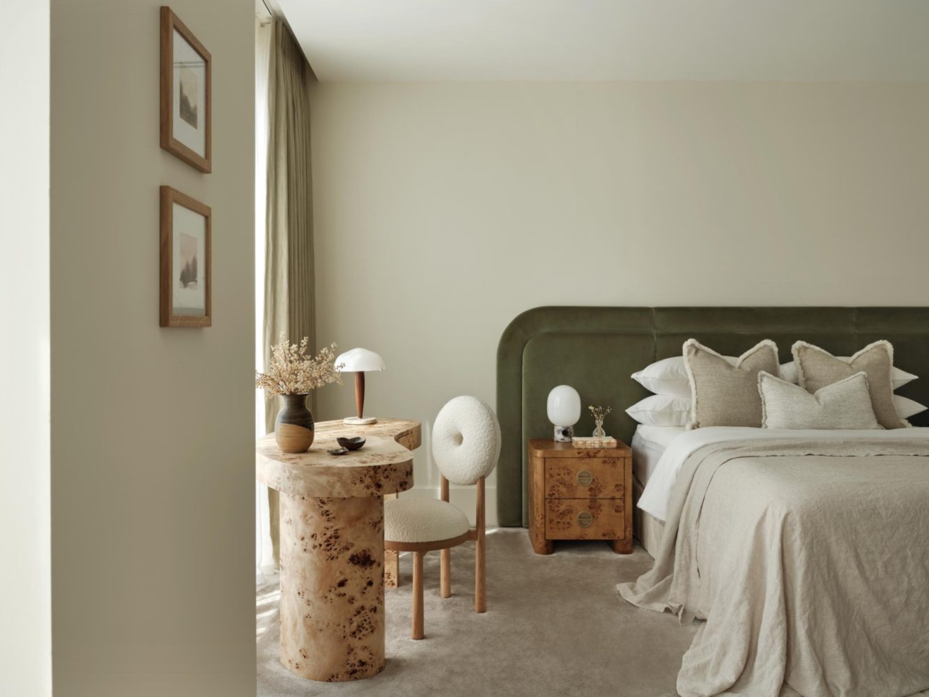 1508 London (1) 1508 London bedroom project with a bed in green tones and a chair with a boucle fabric. With a desk in marmol.