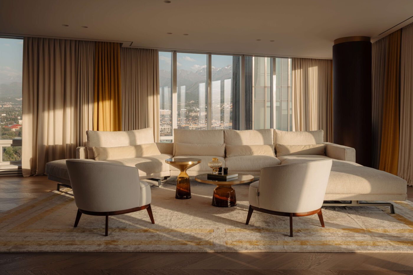 AKKA Interiors x Mart Goossens 20241025-40 A bright living room with a large window illuminating a cosy, expansive sofa. Project by Akka Interiors.