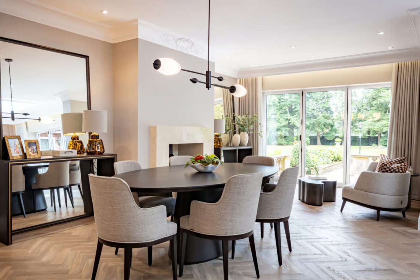 Dining area with Anna chairs A welcoming dining room by Rossi Studio with a round table and comfortable chairs, ideal for sharing meals and creating memories.