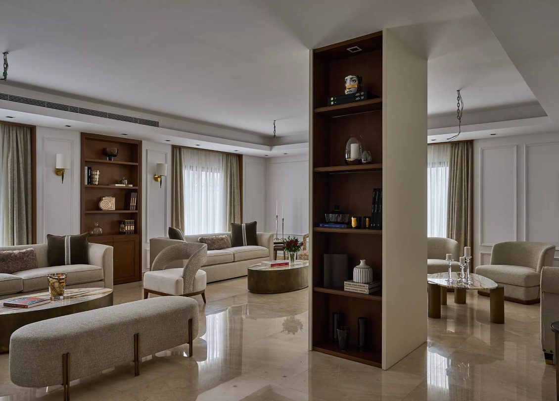 Modassic Project Modassic modern villa project in Saudi Arabia. It has neutral tones and moderna and classic furniture. The furniture is all in neutral light tones with sofas, armchairs and a bench.