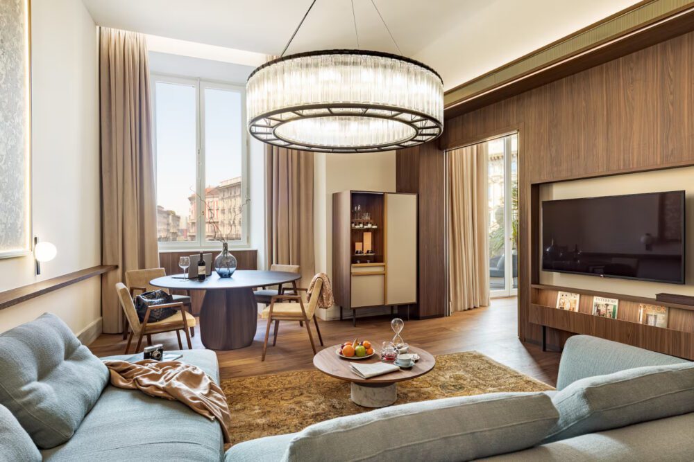 Palazzo Cordusio 4 A contemporary living room showcasing a large flat screen TV, surrounded by comfortable seating and modern decor elements. From the Palazzo Corduzio at the Domkapa's travel guide to Milan.
