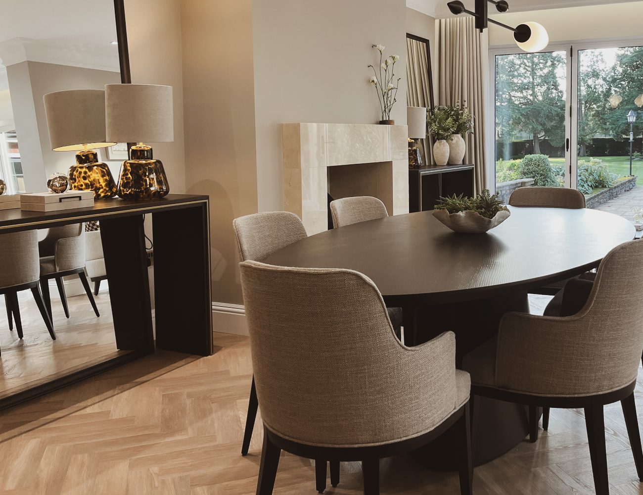 Rossi Studio dining room design A bright dining room by Rossi Studio showcasing a stylish table and comfortable chairs, inviting for shared meals and conversations.