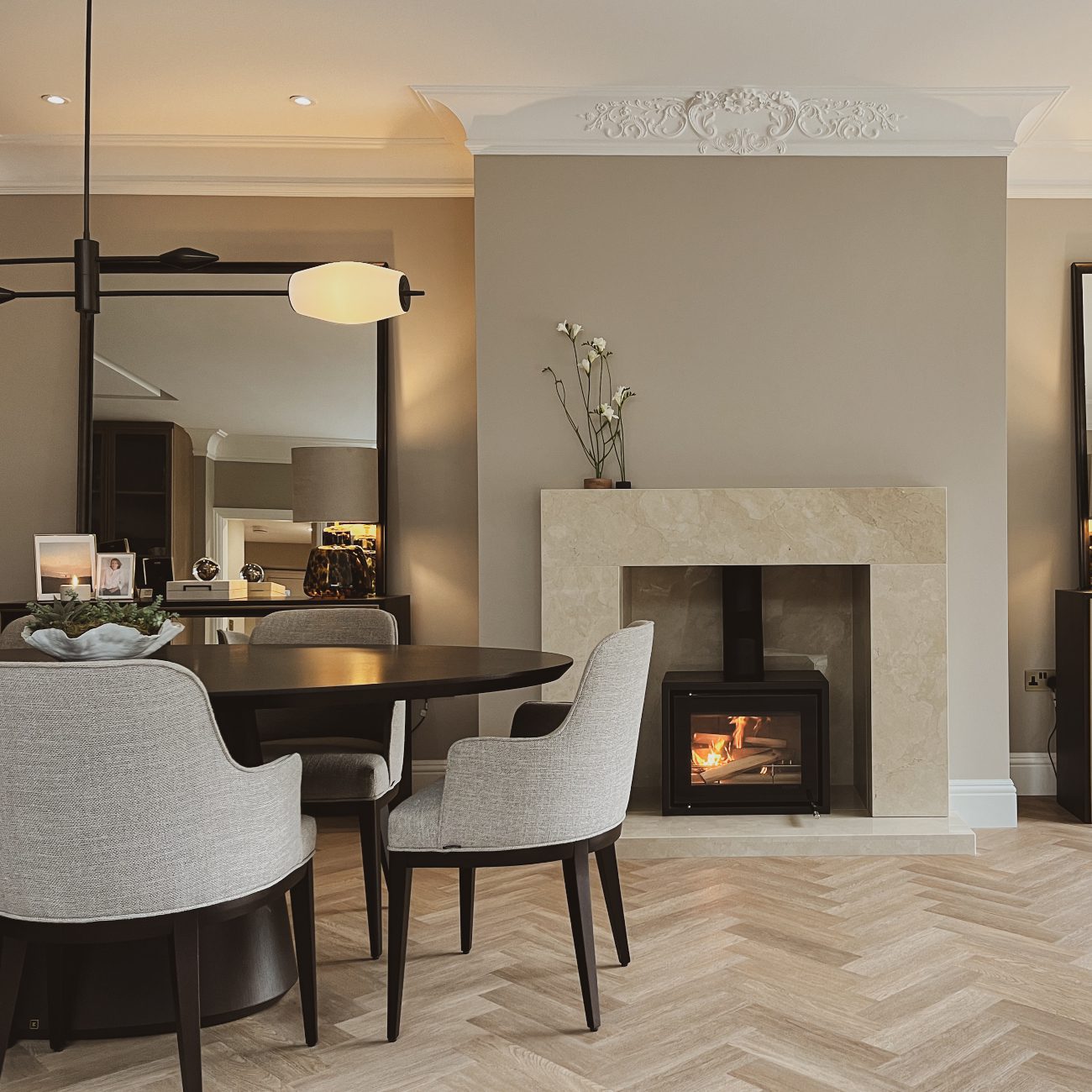 Rossi project with Anna chair A bright dining room by Rossi Studio showcasing a stylish table and comfortable chairs, inviting for shared meals and conversations.