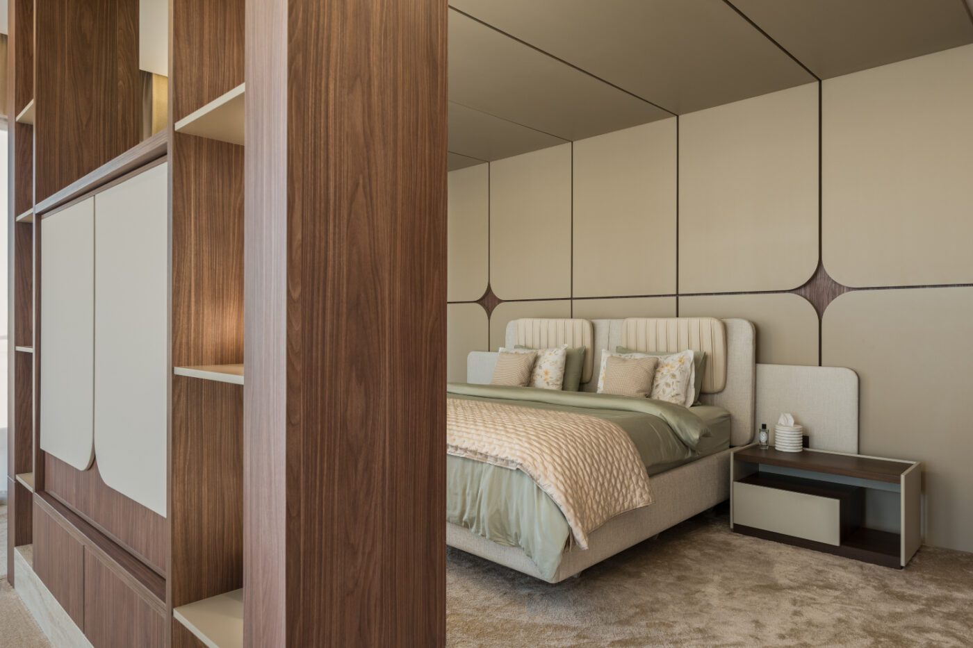 Studio 12 designs with Amanda bed Cosy bedroom by Studio twelve featuring a neatly made bed and a wall filled with shelves for books and decor.