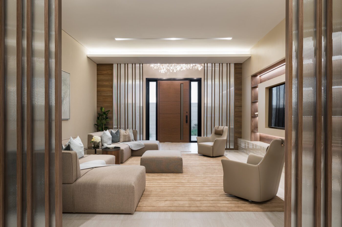 Studio twelve open living A contemporary living room by Studio Twelve showcasing elegant beige furniture, creating a chic and comfortable space.