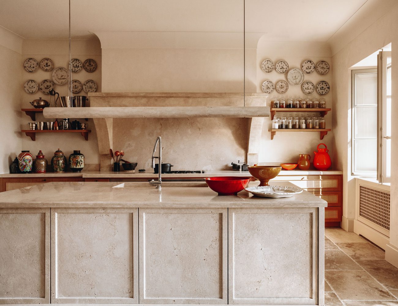 Travertine kitchen by AD