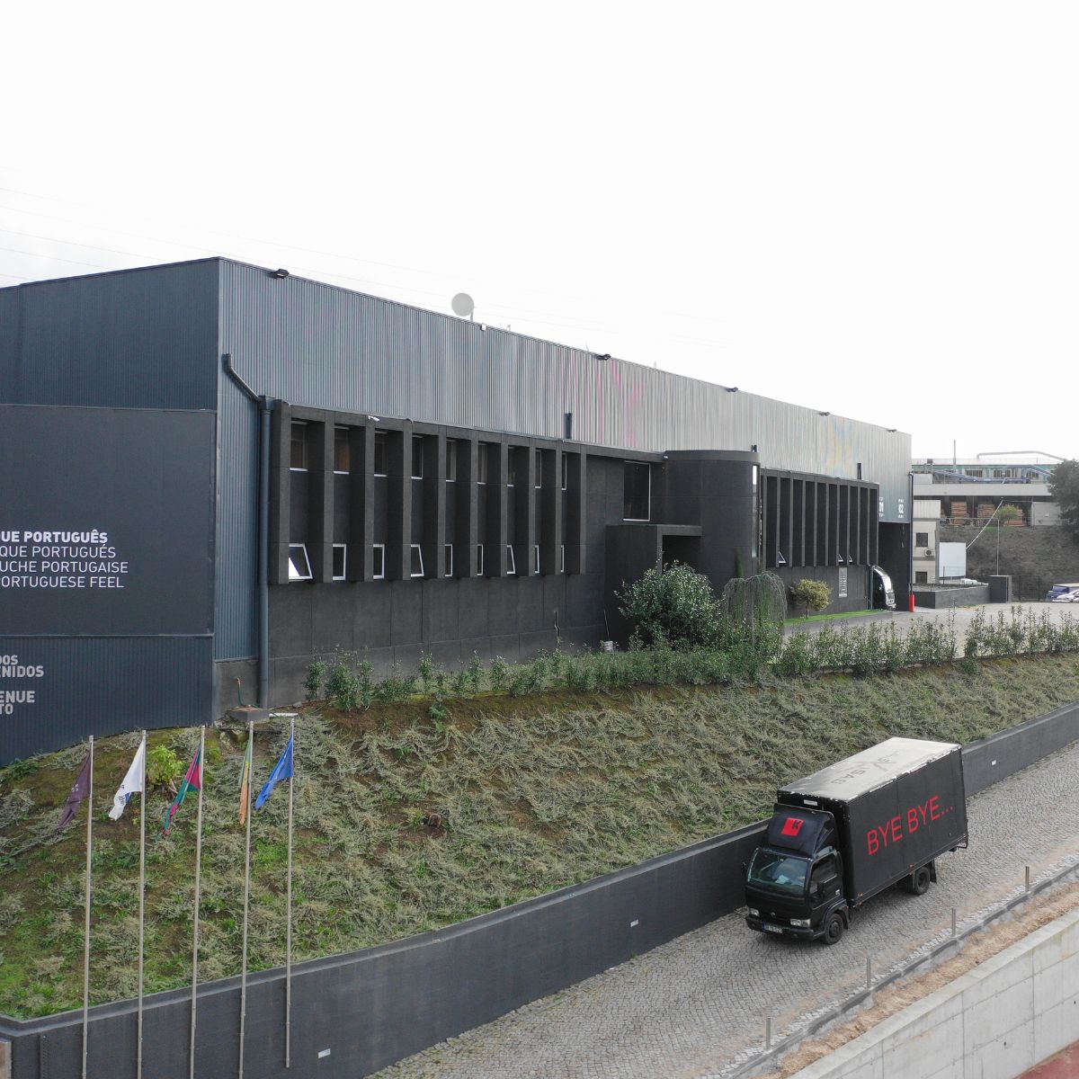 blog article about ordering furniture online by domkapa (7) A truck passes by a large building, highlighting the scale of the structure in an urban environment.