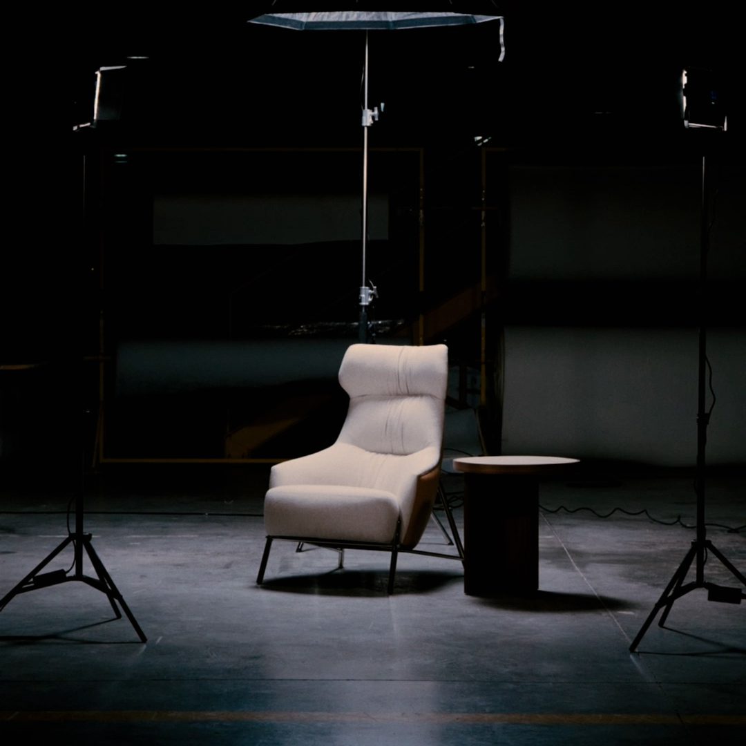 hubert and gilbert black friday 2025 An armchair and a light stand are positioned in a dimly lit room, creating a moody atmosphere. Black Friday 2025.