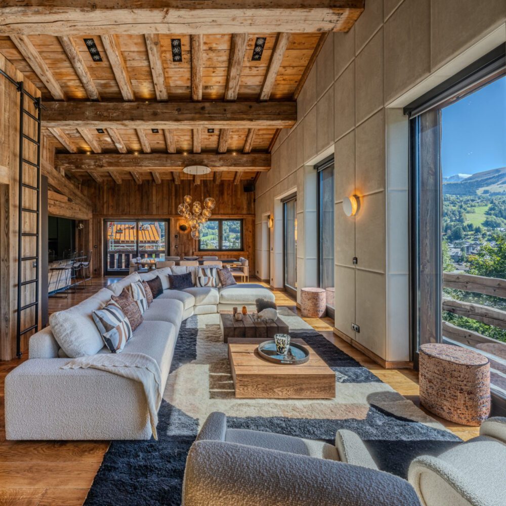 imgi_26_Chalet-infinity-aloona-design-architecte-d-interieur A spacious living room with a large modular sofa, enhancing the room's comfort and warmth. By Aloona Design.