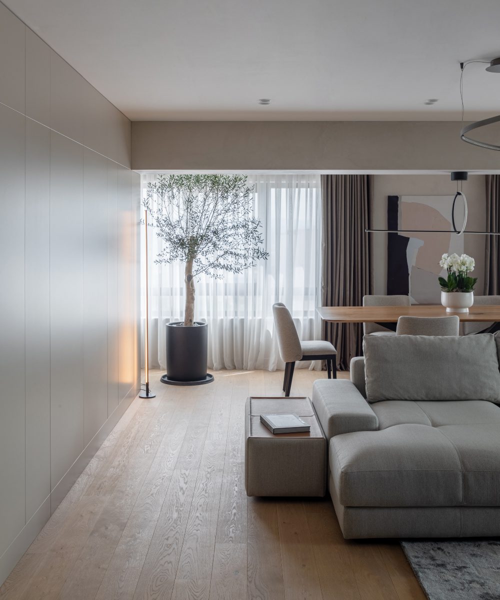 louise dining chair and edward sofa in apunct project A contemporary living room showcasing a comfortable modular sofa and a chic table, perfect for relaxation and gatherings.