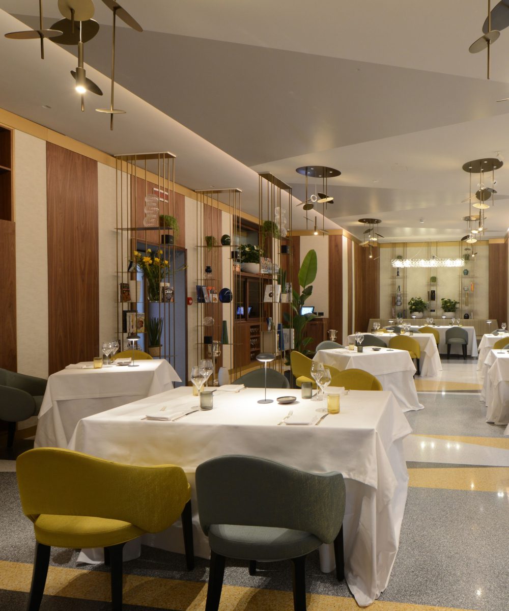 ristorante sadler (1) A Sadler Ristorante scene showcasing tables and chairs, ready for diners to relax and enjoy their dining experience. At the travel guide to milan by domkapa.